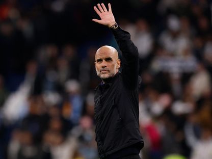 بيب غوارديولا مدرب مانشستر سيتي يلوّح للجماهير بعد الفوز على ريال مدريد في "سانتياغو برنابيو" - 10 ديسمبر 2025 - REUTERS