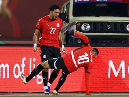 عمر مرموش يحتفل مع محمد صلاح بهدف مصر أمام كوت ديفوار في ربع نهائي كأس أمم إفريقيا - 10 يناير 2026 - Reuters