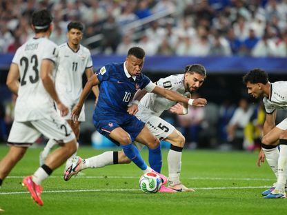 كيليان مبابي مهاجم فرنسا وسط حصار دفاع العراق بكأس العالم - 23 يونيو 2026 - Reuters