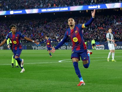 لاعب برشلونة رافينيا يحتفل بالتسجيل ضد نيوكاسل في دوري أبطال أوروبا - 18 مارس 2026 - Reuters