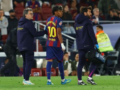 لامين يامال مهاجم برشلونة يخرج من الملعب بعد تعرضه للإصابة خلال مواجهة سيلتا فيغو بالدوري الإسباني - 22 أبريل 2026 - Reuters