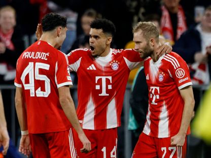 لويس دياز لاعب بايرن ميونيخ يحتفل مع زملائه بالفريق بعد تسجيله هدفاً في شباك بروج بدوري الأبطال - 22 أكتوبر 2025 - REUTERS