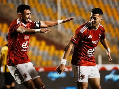 إمام عاشور يحتفل مع زميله تريزيغيه بعد تسجيل هدف للأهلي في مرمى المقاولون العرب بالدوري المصري - 5 مارس 2026 - X/@epl_eg