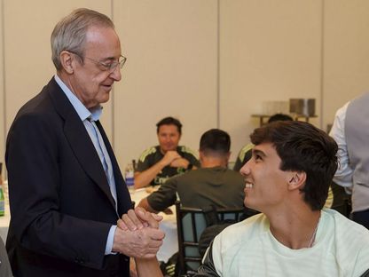 غونزالو غارسيا يصافح رئيس ريال مدريد فلورنتينو بيريز - 30 يونيو 2025 - realmadrid.com