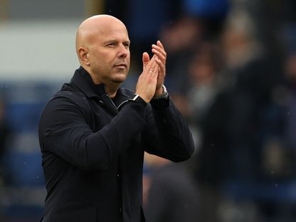 أرني سلوت مدرب ليفربول يحتفل بالفوز على بيرنلي في الدوري الإنجليزي الممتاز - 14 سبتمبر 2025 - Reuters