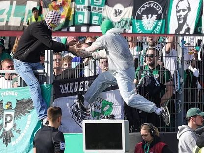 مشجع نادي بروسيا مونستر أثناء قطع كابل تقنية الفيديو المساعد VAR - 8 مارس 2026 - X/ActuFoot_