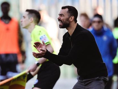 المدرب الإنجليزي أشلي كول خلال أول مباراة له مع نادي تشيزينا الإيطالي - 22 مارس 2026 - @calciocesenafc/x