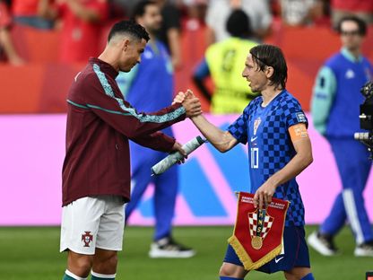 كريستيانو رونالدو قائد البرتغال مع لوكا مودريتش قائد كرواتيا قبل مواجهة الفريقين في كأس العالم - 2 يوليو 2026 - Reuters