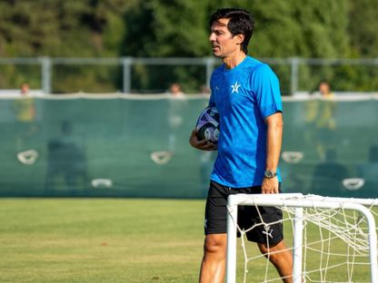 ماريو سيلفا مدرب النجمة في الحصة التدريبية الأولى بمعسكر تركيا - 22 يوليو 2025 - X/@alnajmahfc