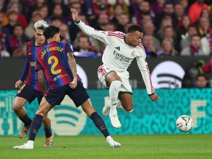 جواو كانسيلو يحاول قطع الكرة من كيليان مبابي خلال مواجهة برشلونة وريال مدريد في الدوري الإسباني - 25 أكتوبر 2026 - REUTERS