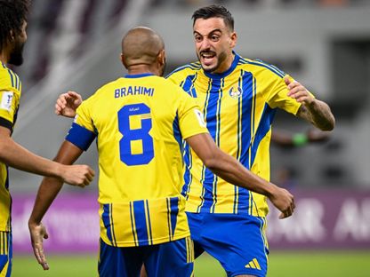 خوسيلو يحتفل مع براهيمي بهدفه في مباراة الغرافة والشرطة بدوري أبطال آسيا للنخبة - 29 سبتمبر - X/ALGHARAFACLUB