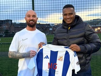 ستيفن أيرلاند لاعب مانشستر سيتي وستوك السابق بقميص نادي ويثينشاو تاون للاعبي الدوري الإنجليزي القدامى - Wythenshawe/instagram