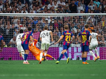 الحارس فويتشيك تشيزني يتصدّى لركلة جزاء سددها كيليان مبابي خلال مباراة بين ريال مدريد وبرشلونة - 26 أكتوبر 2025 - @FCBarcelona