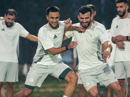 أمير سعيود وآدم وناس من تدريبات منتخب الجزائر في الدوحة - 2 ديسمبر 2025 - FB/Équipe d'Algérie de football