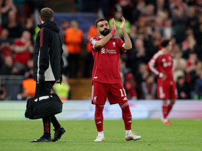 محمد صلاح مهاجم ليفربول يوجه التحية للجماهير قبل استبداله في مباراة غلطة سراي في دوري أبطال أوروبا - 18 مارس 2026 - Reuters