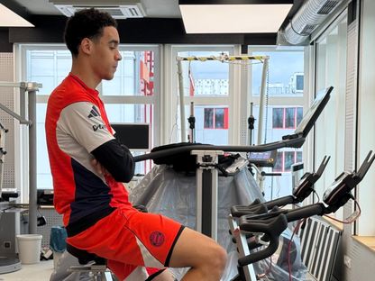 جمال موسيالا لاعب بايرن ميونيخ يتدرب في الصالة الرياضية - 2 يناير 2026 - X/@FCBayernEN