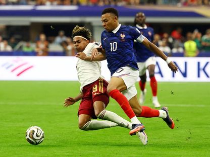 صراع على الكرة بين لامين يامال وكيليان مبابي في نصف نهائي كأس العالم 2026 بين إسبانيا وفرنسا - 14 يوليو 2026 - Reuters