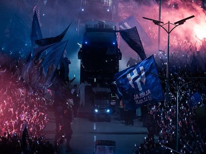 جانب من استقبال جمهور الهلال لحافلة الفريق عند وصولها لملعب المملكة أرينا لمواجهة باختاكور - 11 مارس 2025 - X/@Alhilal_FC