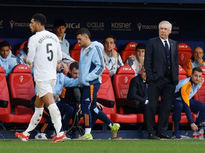 مدرب ريال مدريد كارلو أنشيلوتي يتابع جود بيلينغهام لدى خروجه من الملعب بعد طرده أمام أوساسونا - 15 فبراير 2025 - Reuters