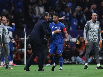 سالم الدوسري مع المدرب سيموني إنزاغي في مباراة الهلال ضد النصر - 12 يناير 2026 - Reuters