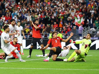 كرة شجاع خليل زادة لاعب إيران في طريقها لمرمى مصر خلال مواجهة المنتخبين في كأس العالم - 27 يونيو 2026 - Reuters