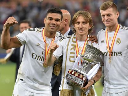 لوكا مودريتش لاعب ريال مدريد يحمل كأس السوبر الإسباني وإلى جانبه كارلوس كاسيميرو وتوني كروس - 12 يناير 2020 - Reuters