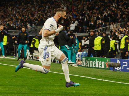 كريم بنزيما بعد تسجيله هدفاً لريال مدريد في مرمى باريس سان جيرمان بدوري أبطال أوروبا - 9 مارس 2022 - REUTERS