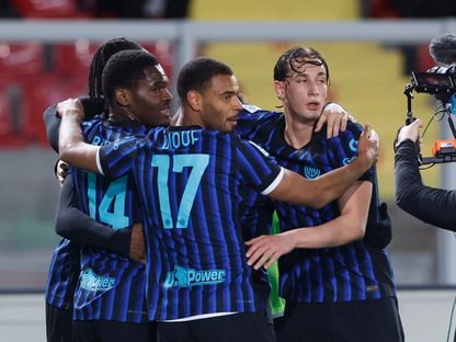 لاعبون من إنتر ميلان يحتفلون بهدف في مرمى ليتشي - 21 فبراير 2026 - REUTERS