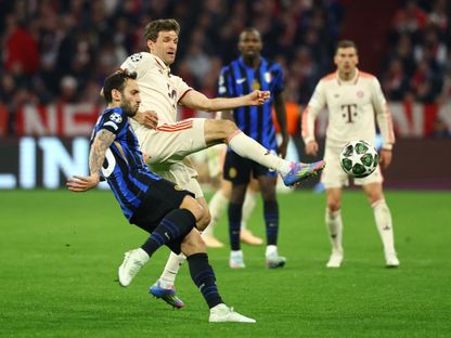توماس مولر مهاجم بايرن ميونيخ في صراع على الكرة مع هاكان تشالهان أوغلو لاعب إنتر ميلان - 8 أبريل 2025 - Reuters