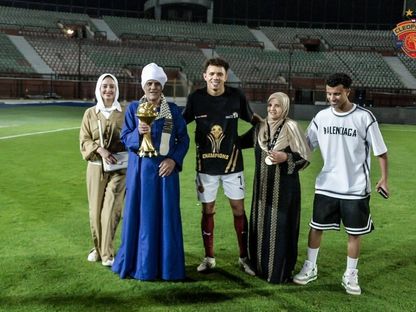 محمود عبد الحفيظ "زلاكة" لاعب سيراميكا كليوباترا يتوسط أفراد عائلته خلال الاحتفال بلقب كأس الرابطة المصرية - facebook/ceramicaclub