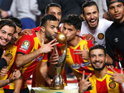 سعد بقير نجم الترجي يحتفل مع زملائه بلقب دوري أبطال إفريقيا بعد الفوز على الأهلي المصري - 9 نوفمبر 2018 - Reuters