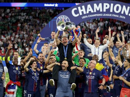 مدرب باريس سان جيرمان لويس إنريكي يرفع كأس دوري أبطال أوروبا بعد الفوز على أرسنال في النهائي - 30 مايو 2026 - REUTERS