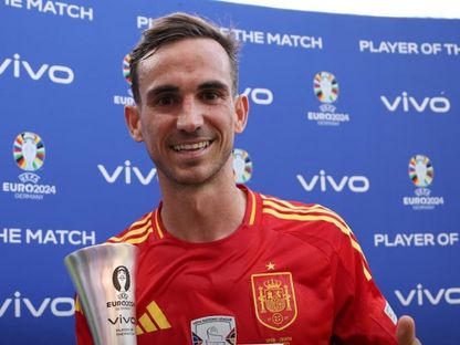 فابيان رويز لاعب منتخب إسبانيا يحتفل بجائزة أفضل لاعب في مباراة كرواتيا ببطولة أوروبا "يورو 2024"- 15 يونيو 2024 - UEFA