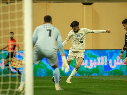 سعود الراشد لاعب الحزم يرسل كرة عرضية أمام كيوين حارس ضمك - 26 يناير 2026 - X/alhazem_fc