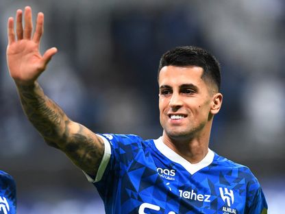 جواو كانسيلو لاعب الهلال يحيى الجمهور بعد الفوز على الرائد في الدوري السعودي - 7 ديسمبر 2024 - Reuters