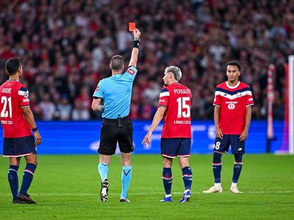 إيثان مبابي لاعب ليل يتعرض للطرد خلال مواجهة ريال بيتيس في دوري أبطال أوروبا - 8 سبتمبر 2026 - @leparisiensport