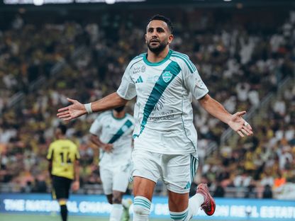 احتفال رياض محرز نجم الأهلي بتسجيل هدف في مرمى الاتحاد بالدوري السعودي - 8 نوفمبر 2025 - X/@ALAHLI_FC