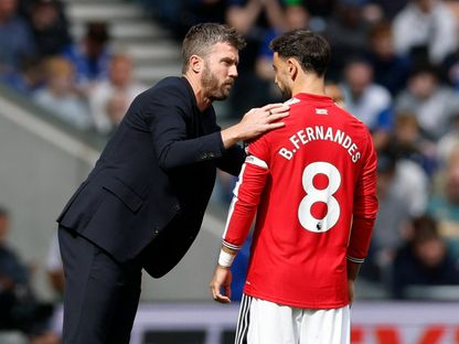 مدرب مانشستر يونايتد مايكل كاريك يتحدث إلى برونو فرنانديز خلال مباراة ليفربول في الدوري الإنجليزي الممتاز - 6 سبتمبر 2026 - Reuters