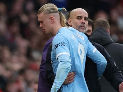 مدرب مانشستر سيتي بيب غوارديولا والمهاجم إيرلينغ هالاند خلال الديربي أمام مانشستر يونايتد في الدوري الإنجليزي الممتاز - 17 يناير 2026 - REUTERS