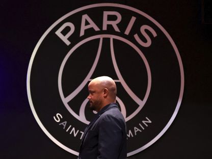 مدرب بايرن ميونيخ فينسنت كومباني خلال مؤتمر صحافي أمام شعار باريس سان جيرمان - 27 أبريل 2026 - REUTERS