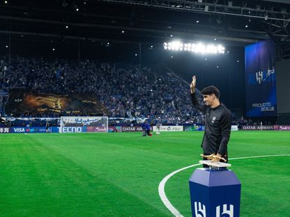 شاهد.. جمهور الهلال يحتفي بالحارس ياسين بونو في الدقيقة 37