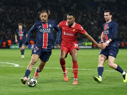 فابيان رويز وبرادلي باركولا (باريس سان جيرمان) وريان غرافينبيرخ (ليفربول) في مواجهة سابقة بدوري أبطال أوروبا - 6 مارس 2025 - Reuters