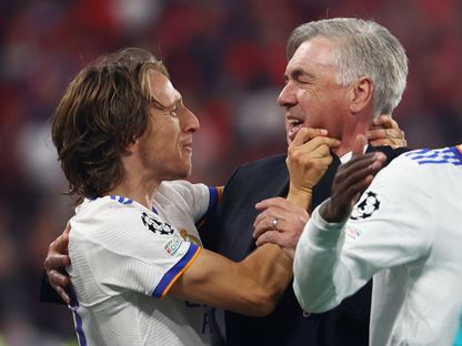 كارلو أنشيلوتي ولوكا مودريتش بعد التتويج بالكأس الـ 14 في دوري أبطال أوروبا على حساب  ليفربول - 28 مايو 2022 - Reuters