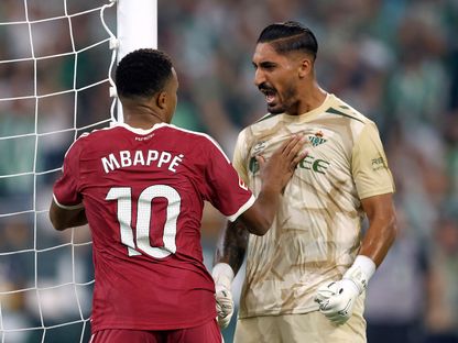 صدام بين حارس ريال بيتيس ألفارو فاييس ومهاجم ريال مدريد كيليان مبابي بعدما تصدى الأول لركلة جزاء سددها الثاني - 4 سبتمبر 2026 - REUTERS