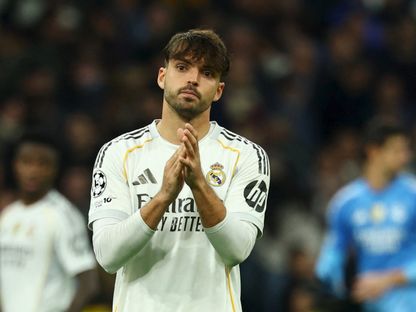 راؤول أسينسيو يحيّي الجمهور بعد مباراة بين ريال مدريد ومانشستر سيتي في دوري أبطال أوروبا - 10 ديسمبر 2025 - REUTERS