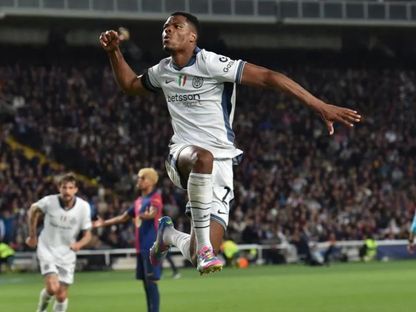 دينزل دومفريس مدافع إنتر ميلان يحتفل بهدفه الأول في مرمى برشلونة - 30 أبريل 2025 - uefa.com