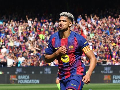 لاعب برشلونة رونالد أراوخو يحتفل بالتسجيل ضد رايو فايكانو في الدوري الإسباني - 22 مارس 2026 - Reuters
