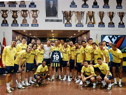 المدافع الإيطالي ليوناردو بونوتشي في صورة وداعية مع زملائه في نادي فنربخشة - 25 مايو 2024 - X/@@Fenerbahce
