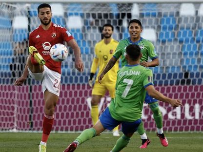 محمد عبد المنعم في مباراة الأهلي وسياتل في دور ال8 من كأس العالم للأندية - رويترز