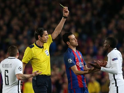 الحكم دينيز أيتيكين يشهر بطاقة صفراء لبليز ماتويدي لاعب باريس سان جيرمان خلال مواجهة برشلونة في إياب دور الـ16 من دوري أبطال أوروبا - 8 مارس 2017 - Reuters